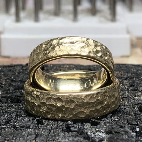 Trauringe handvollendet